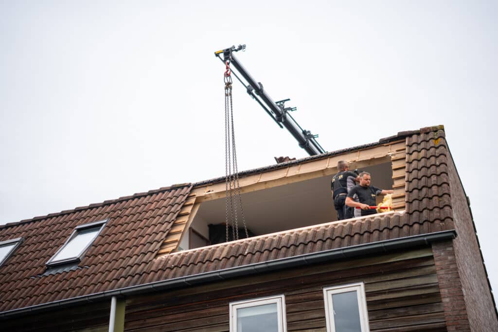 houten dakkapel plaatsing door scheer